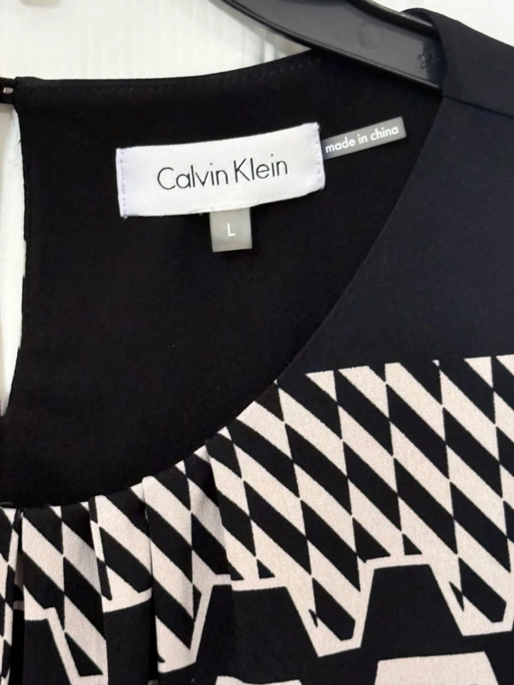 Calvin Klein Black & White Geometric Sleeveless Top - Picture 3 of 5